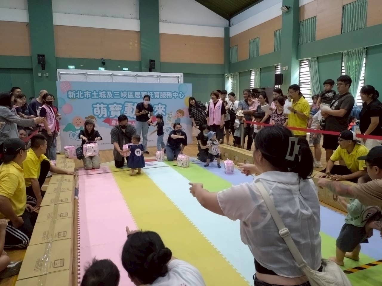 「搬過來 快搬過來」 馬麻在一旁呼叫